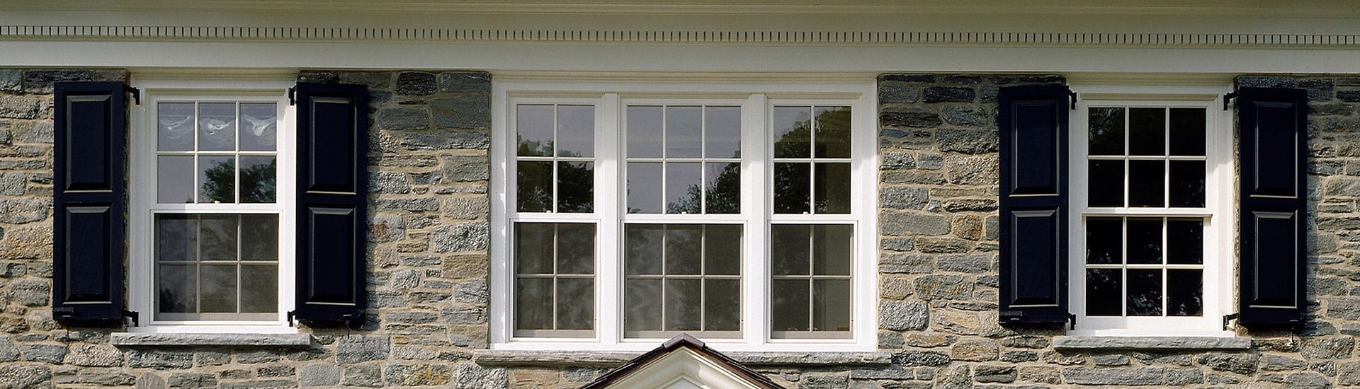 Double hung windows with integrated screens