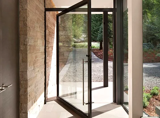 Massive glass door with pivot hardware